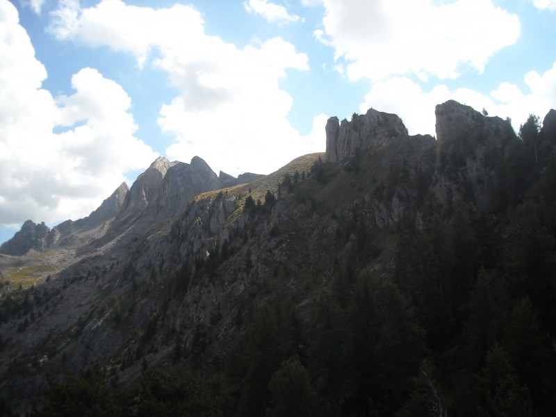 Pointe de la Saume : vue depuis le belvédére de la Mouriére sur le sommet et les crêtes