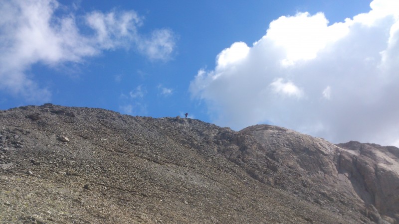 Pointe de la Saume : Sylvain sur la crête sommitale,il en termine avec ce joli portage