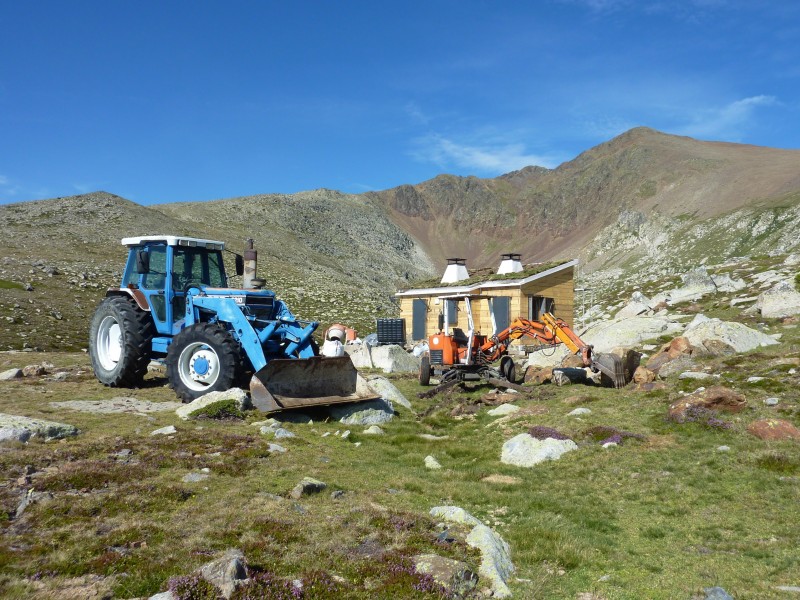 Cabane de Coll Roig en construction : Ils ont mis les moyens !!!