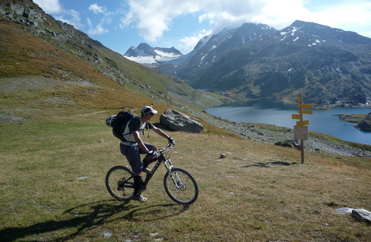 Jour 1 : Au col Nord des Lacs, on découvre l'Etendard