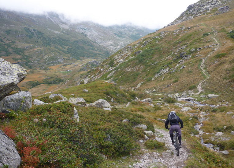 #36 Jour 4 : On retrouve le sentier qui descend sur Valmeinier Jour 4 : On retrouve le sentier qui descend sur Valmeinier