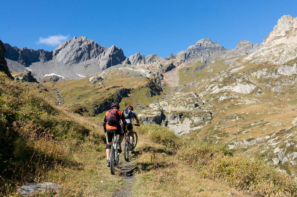 Direction Col dePointe Rousse : Le chainon Lancebranlette, Fourclaz, Hermite au fond