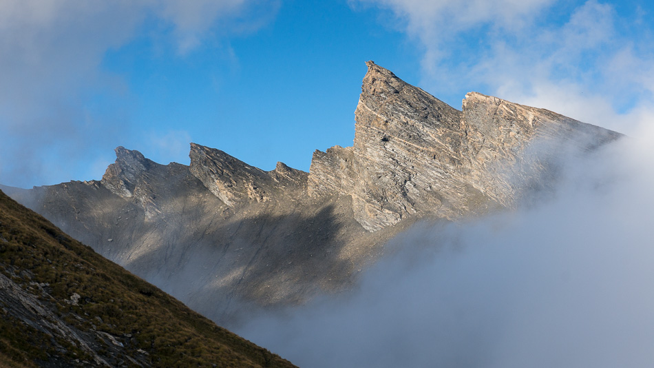 Au-dessus de la Forclaz : dernier coup d'oeil sur Lancebranlette, avant la plongée dans les nuages