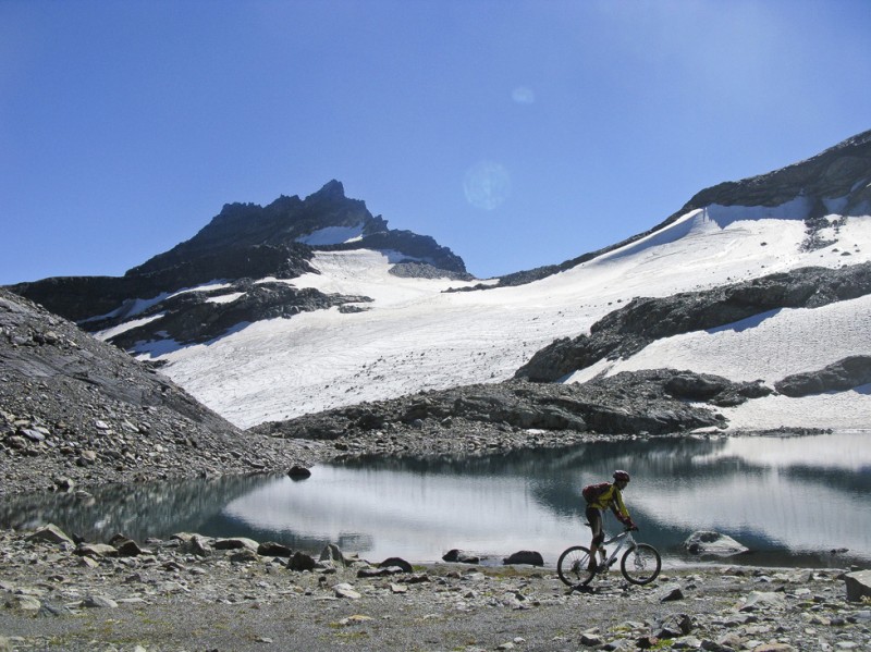 #23 Miravidi : Tof longeant un des lacs du glacier d Miravidi : Tof longeant un des lacs du glacier d'Arguerey