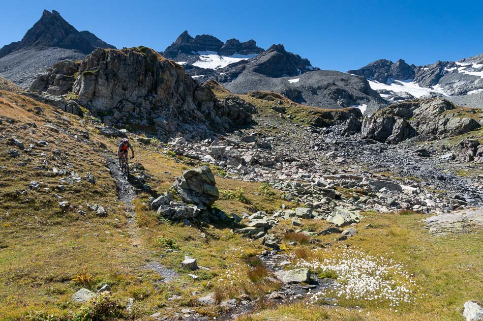 Descente sur Tormottaz : la crête frontière au fond