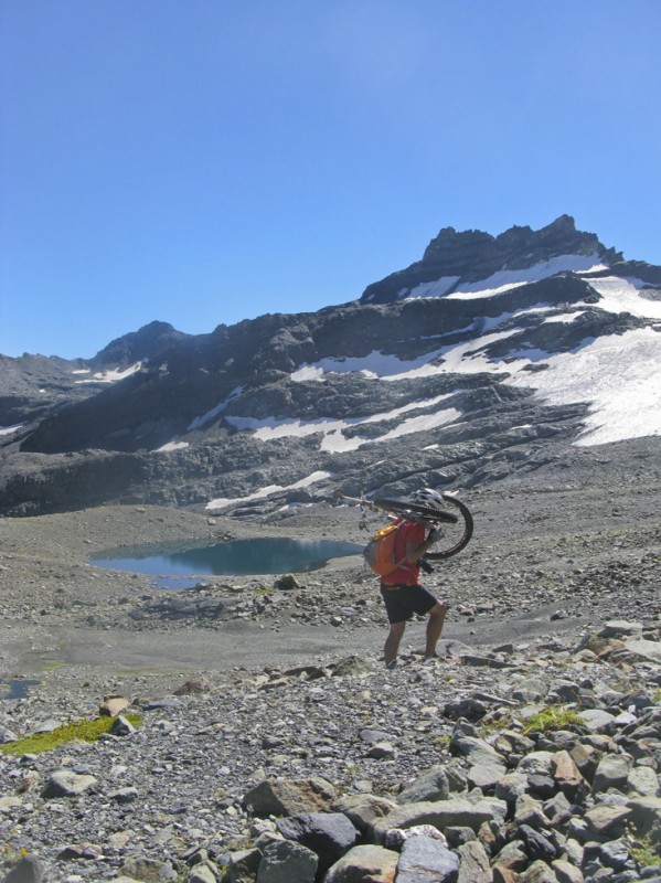 Miravidi : Montée au Miravidi avec en arrière l'Aiguille Veis