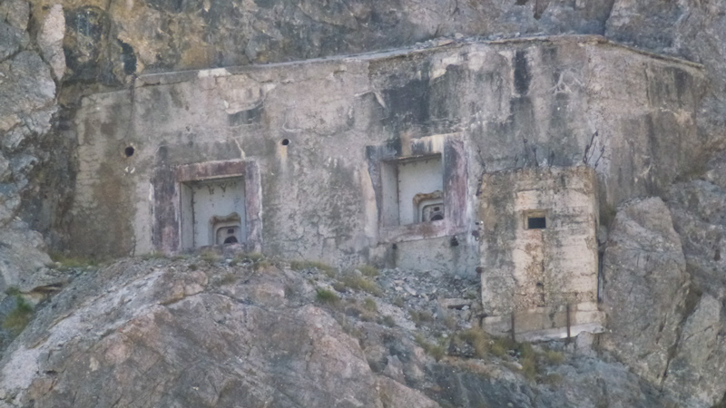 #2 Le Pas du Roc : Fortifications Maginot en pleine paroi rocheuse Le Pas du Roc : Fortifications Maginot en pleine paroi rocheuse