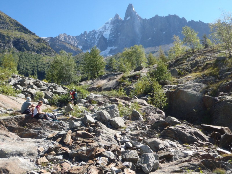 #7 Vue sur les Drus. : Il est allé rechercher une carte de visite à la buvette. Vue sur les Drus. : Il est allé rechercher une carte de visite à la buvette.