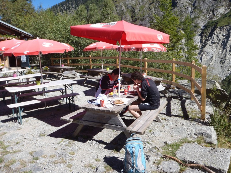 #6 Buvette des Mottets. : Omelette au reblochon, sandwich fromage de chèvre, miel, noix, tomate confite, salade verte. Buvette des Mottets. : Omelette au reblochon, sandwich fromage de chèvre, miel, noix, tomate confite, salade verte.