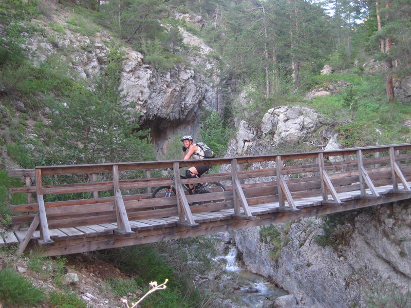 #5 Pont : Seul endroit "joli" de la descente du Sapet avec la roche creusée par le torrent. Pont : Seul endroit "joli" de la descente du Sapet avec la roche creusée par le torrent.