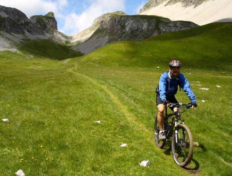 #3 Descente du col des Aiguilles : Au fond, le col Descente du col des Aiguilles : Au fond, le col