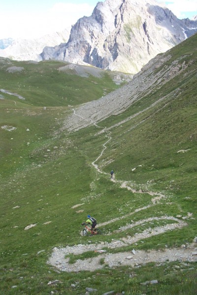 Descente du col des Monges : ... Merci Sanfroic ... C'est encore mieux juste après. Quelle ambiance !