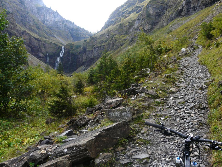 #13 Montée sur Sales : Vue sur la cascade de Sales Montée sur Sales : Vue sur la cascade de Sales