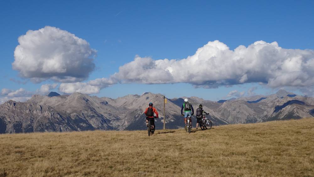 col de Tramouillon : les rideurs contemplent