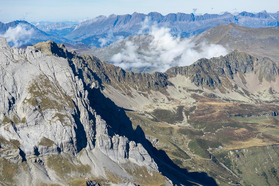 Col de la Fenêtre, versant E : et les aiguilles de la Pennaz