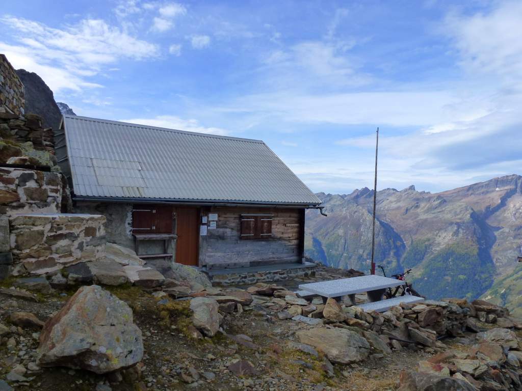 Bitschhornhütte : Arrêt à la cabane, au delà c'est de l'alpi, plus du VTT