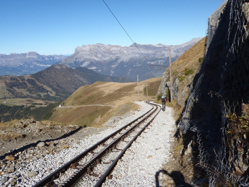 #14 Voie du TMB : Descendre du côté droit qui est plus sûr. Voie du TMB : Descendre du côté droit qui est plus sûr.