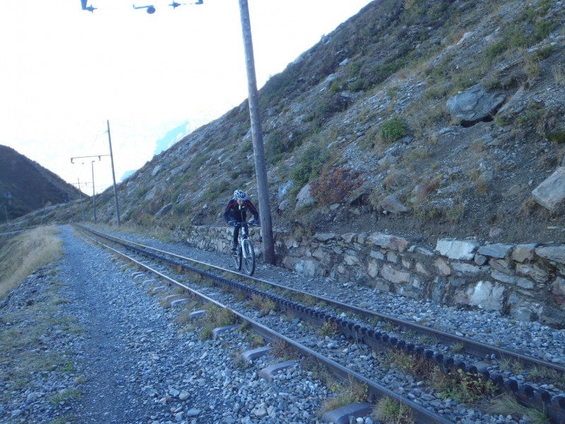 #3 Voie du TMB : Quand j Voie du TMB : Quand j'ai vu Alban sur son VTT grimper, je pensais, que ce n'était pas possible de rester sur le VTT. Moi je suis en mode poussage ou portage.