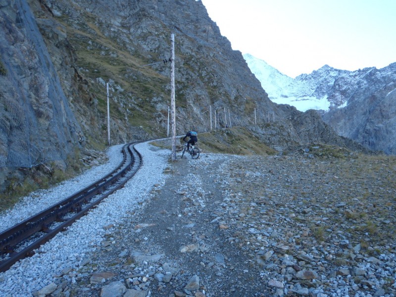 #4 Voie du TMB : Alban zigzague, c Voie du TMB : Alban zigzague, c'est fini le pédalage. Moi je suis toujours en mode poussage et portage.