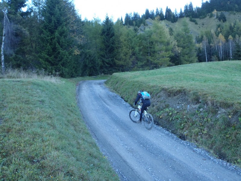 #1 Chemin du Col de Voza. : Les pentes sont raides, mais l Chemin du Col de Voza. : Les pentes sont raides, mais l'adhérence est parfaite.