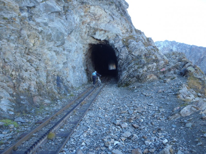 #5 Voie du TMB : Nous sommes passés dans le tunnel, le sentier passe extérieur. C Voie du TMB : Nous sommes passés dans le tunnel, le sentier passe extérieur. C'est pour cela que le tracé GPS fait une dent de scie.