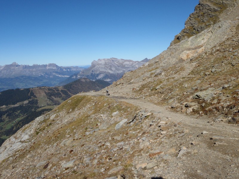 #13 Retour au TMB : Avec le soleil, nous avons viré les coupes vent. Vue sur le Prarion. Retour au TMB : Avec le soleil, nous avons viré les coupes vent. Vue sur le Prarion.