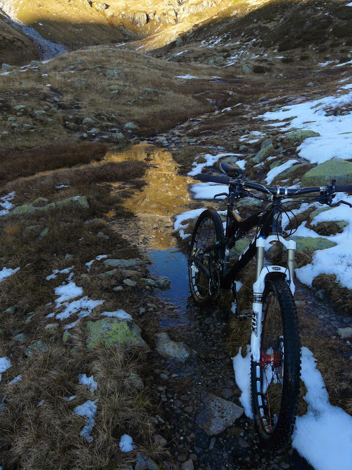 Descente sur le lac d'Emosson : A partir d'ici, sentier détrempé mais nettement plus roulable que le haut