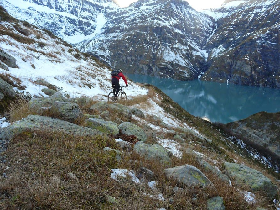 Descente sur le lac d'Emosson : Pause photo juste au dessus du lac