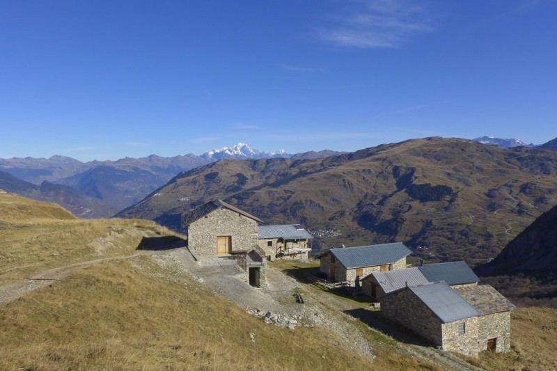 Hameau de Lachat : Retour à la piste au dessus du hameau de Lachat.