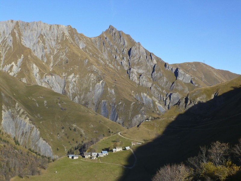 Piste des Encombres : Vue sur le hameau des Priots