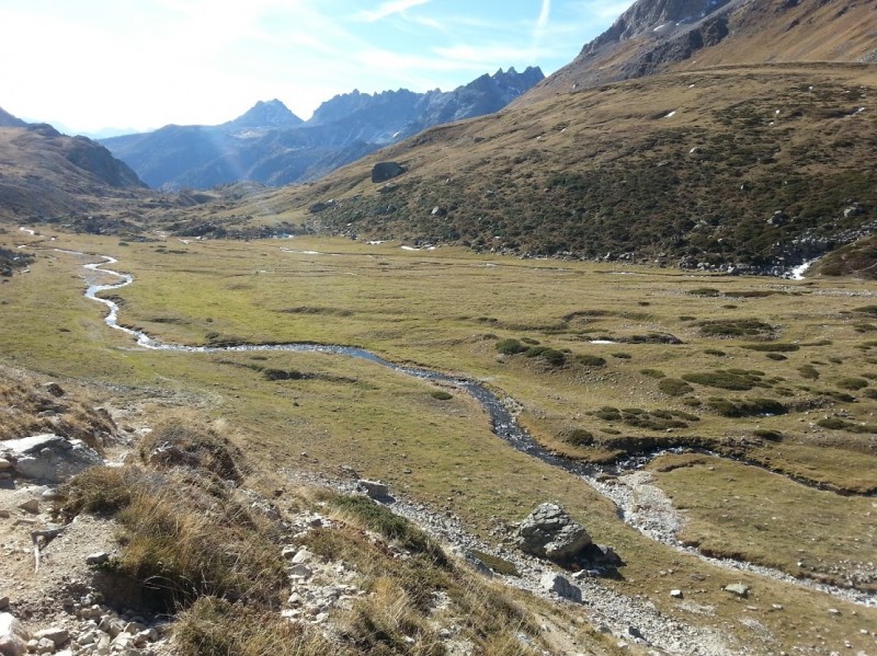 vallée étroite : ruisseau