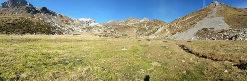 vallée étroite : panoramique