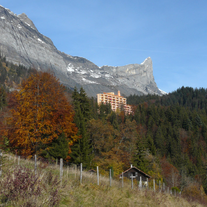 Martel de Janville : L'ancien Sanatorium dominé par la pointe d'Anterne