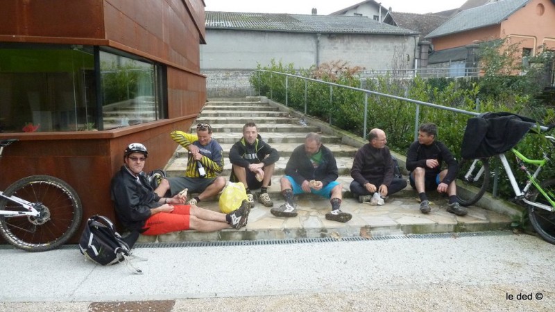 #10 mange mange : pas assez de bancs, on squatte les marches mange mange : pas assez de bancs, on squatte les marches