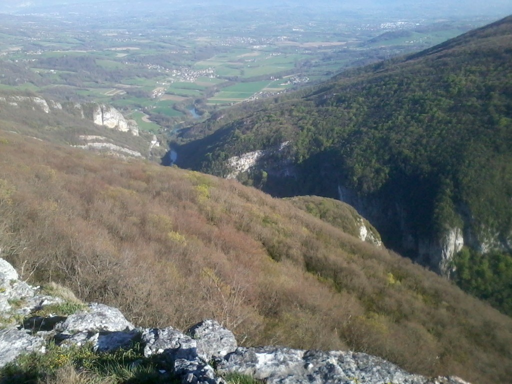 Le val de Fier en contre bas