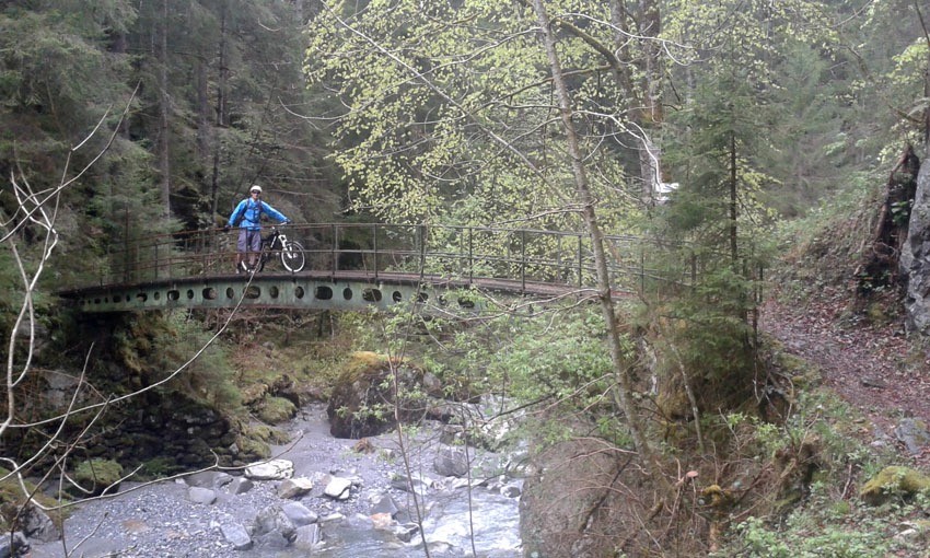 Le pont glissant qui enjambe le Trient