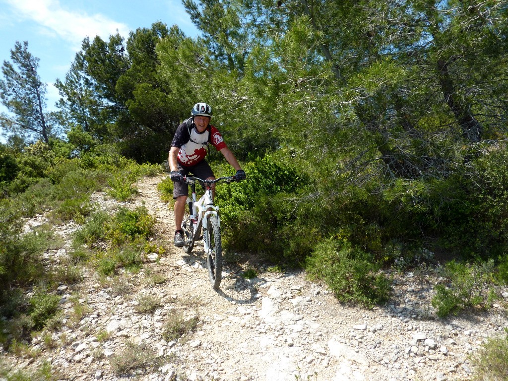 Alain se régale sur le sentier du Grand Méjan