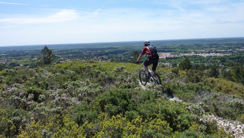 Petit sentier dominant le Paradou