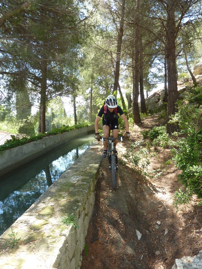 On s'amuse au bord du canal de la vallée des Baux