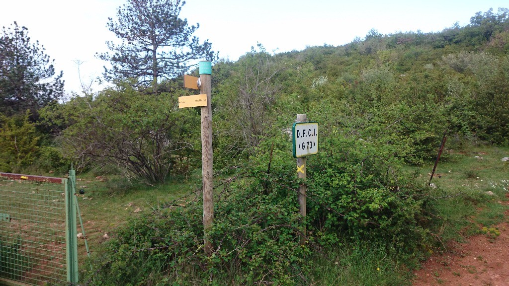 Il faut passer le portillon pour accéder au sentier Font Mainoux