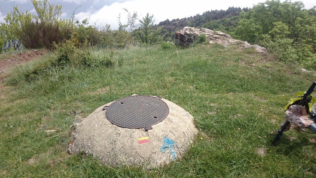 sentier (jaune rouge)de la ronde du Canigou qui coupe la piste de montée