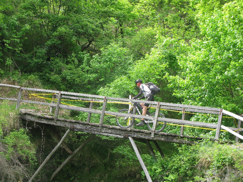 Notre poids plume teste la solidité du pont à la sortie de Verdegghia 