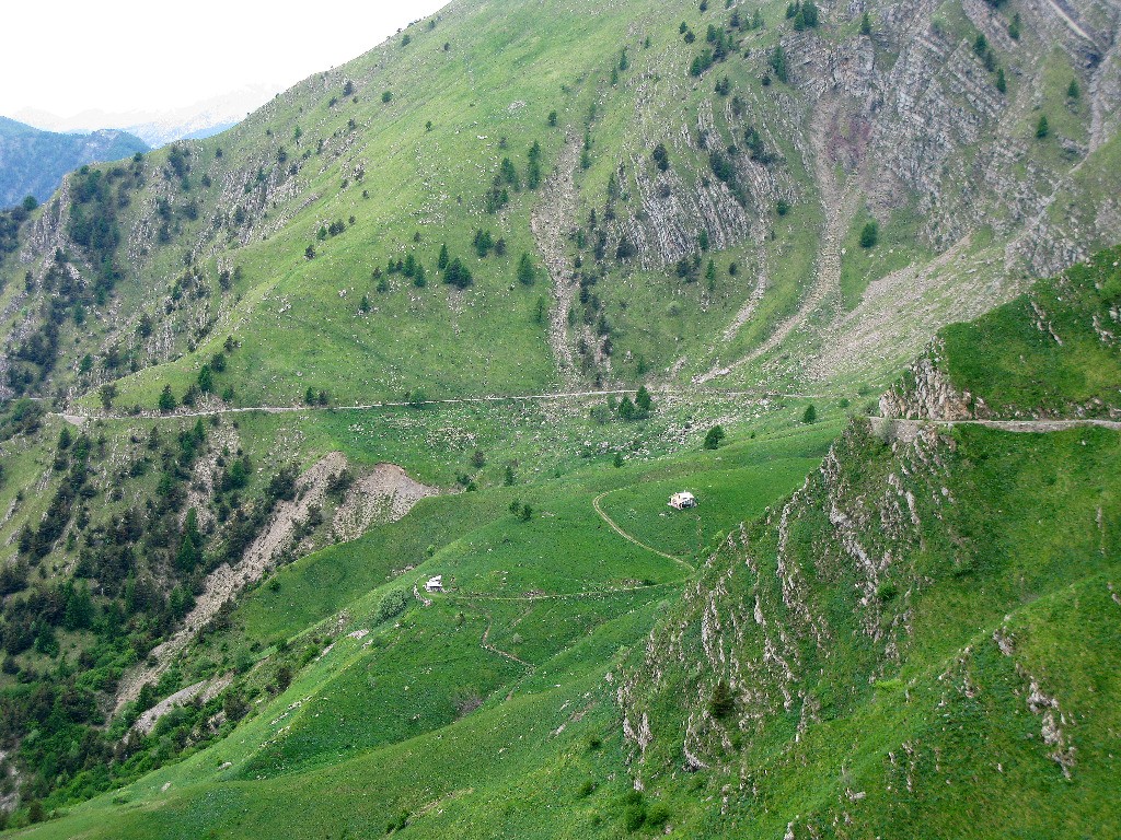 La piste militaire et les deux chalets marquant le début de l'itinéraire de descente sur le Passo della Guardia