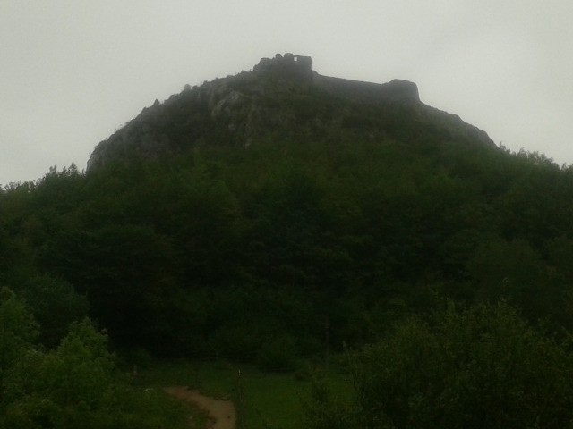 Le château de Montségur sur son pog. Symbole de la résistance Cathare dans les Pyrénées. 