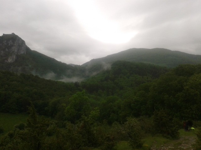 En haut le château. En bas le VVTiste.