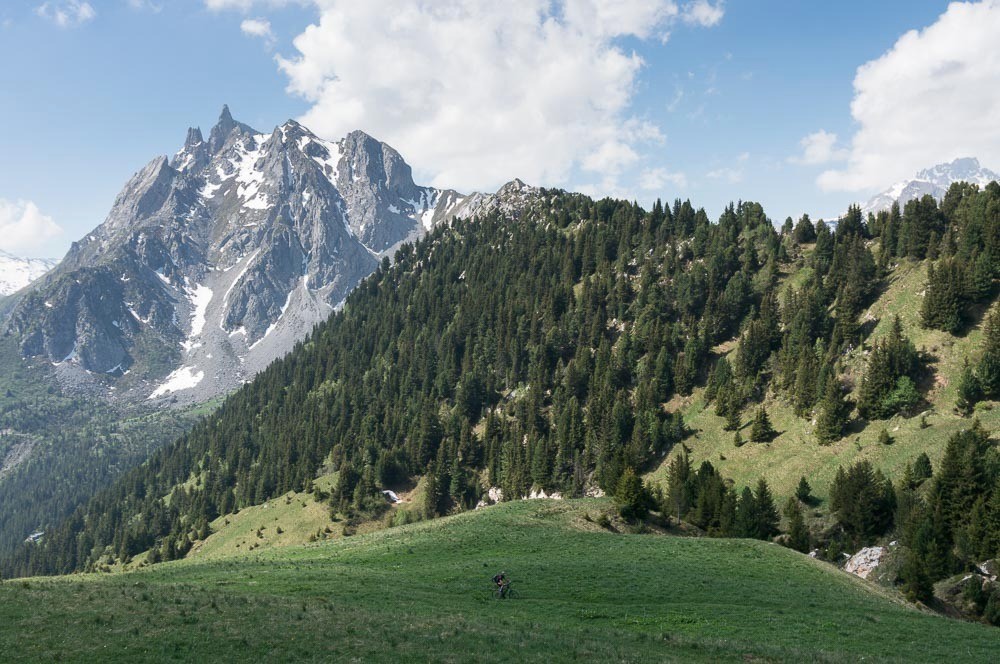 Tinou nous abandonne pour la courte montée au Rocher de Villeneuve