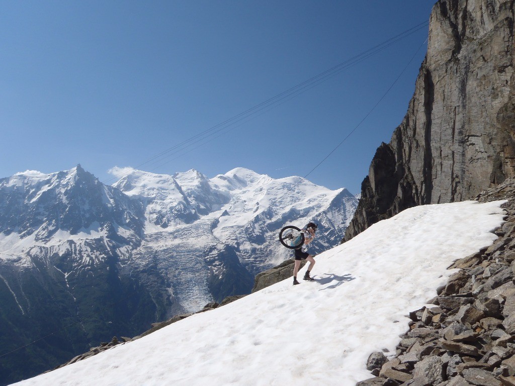 #7 Au pied du Brévent : Alban a préféré passer tout droit dans la pente, moi j Au pied du Brévent : Alban a préféré passer tout droit dans la pente, moi j'ai suivi la piste.
