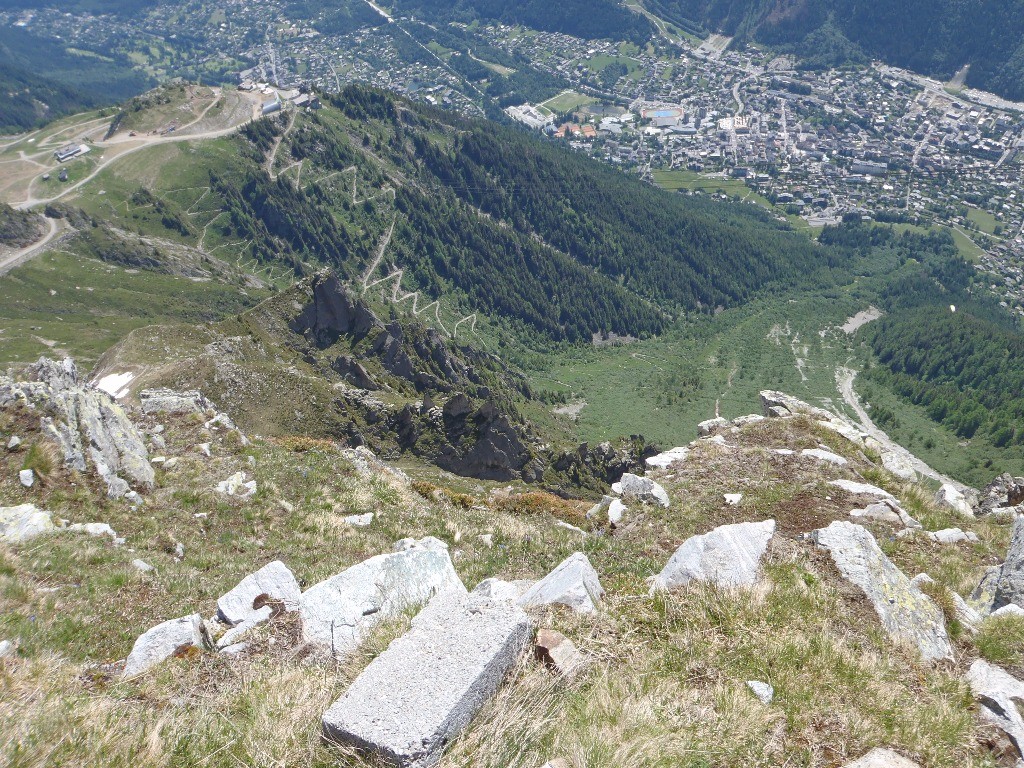 #12 Sommet du Brévent : Vue sur Planpraz, la 2ème piste en zigzag : la descente que nous avons effectuée. Sommet du Brévent : Vue sur Planpraz, la 2ème piste en zigzag : la descente que nous avons effectuée.