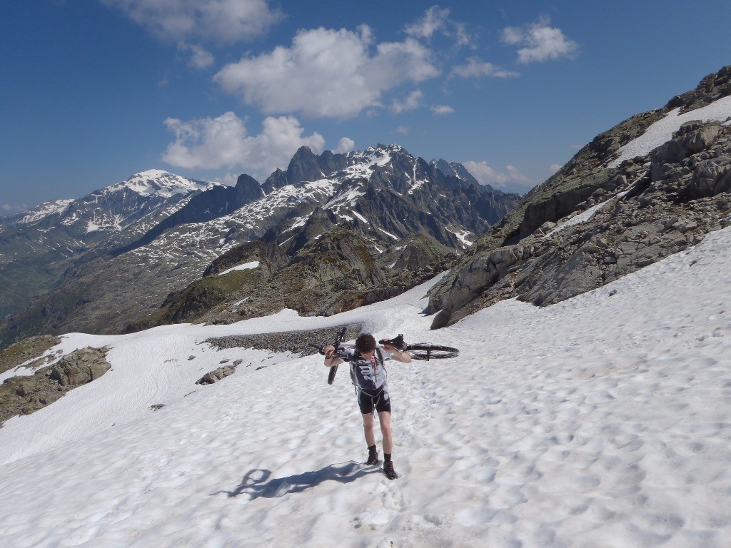 #9 Piste du Brévent : La fin est proche, il reste un 1m de neige de ce côté. Piste du Brévent : La fin est proche, il reste un 1m de neige de ce côté.