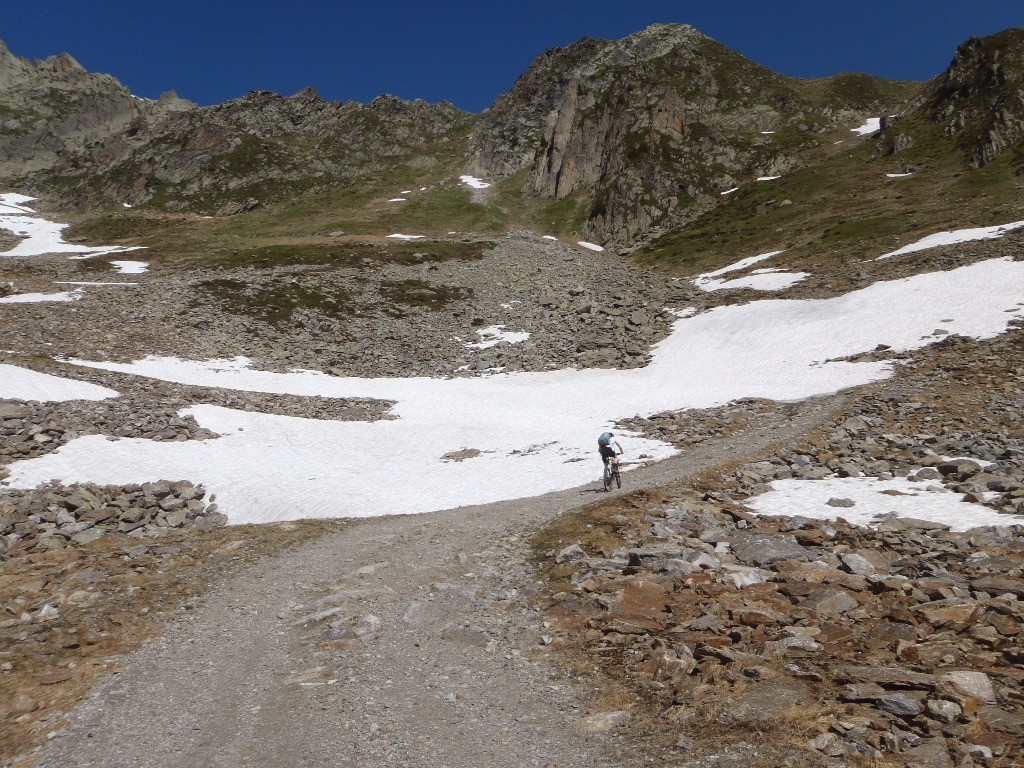 #3 Piste du Brévent : Alban sur une partie roulante, c Piste du Brévent : Alban sur une partie roulante, c'est entrecoupé par des névés qui nous enchantent.